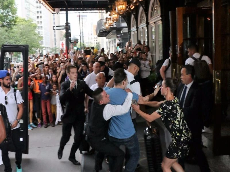 Một fan cuồng vượt qua hàng rào an ninh để tiếp cận Benzema